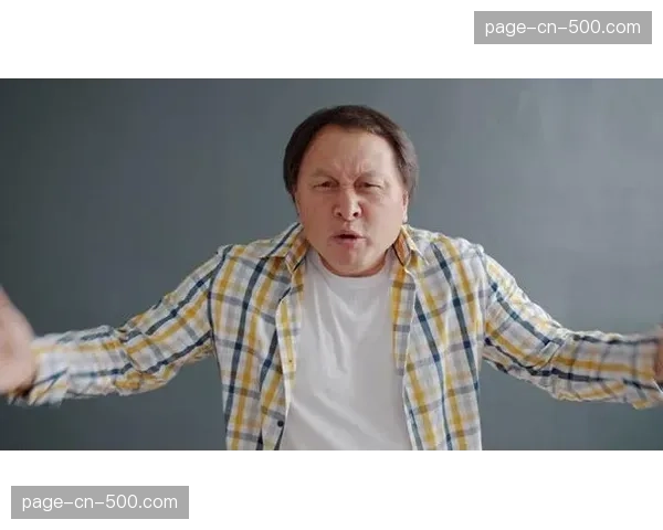 特写镜头：场边教练愤怒比划手势，要求队员立刻执行前场压迫