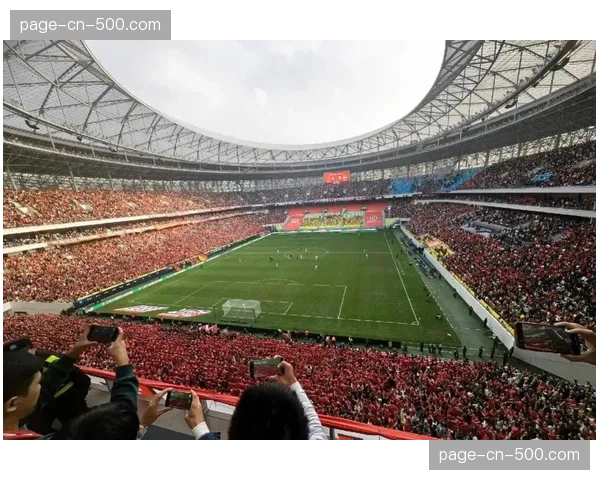 成都凤凰山足球场周末业余联赛开幕,超百支草根球队参与