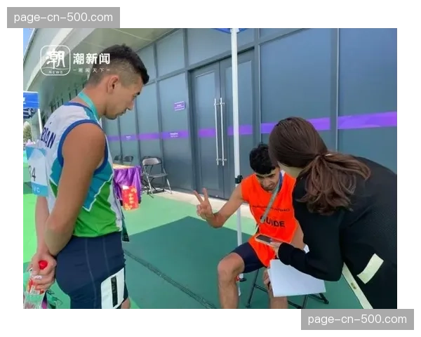 资格赛现场:观众为一位努力三次才成功举起开把重量的选手送上热烈掌声 资格赛现场:观众为一位努力三次才成功举起开把重量的选手送上热烈掌声